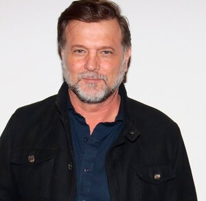 El porte elegante, mirada intensa y carisma de René Strickler lo convirtieron en protagonista de exitosas telenovelas en los años 90 y 2000.