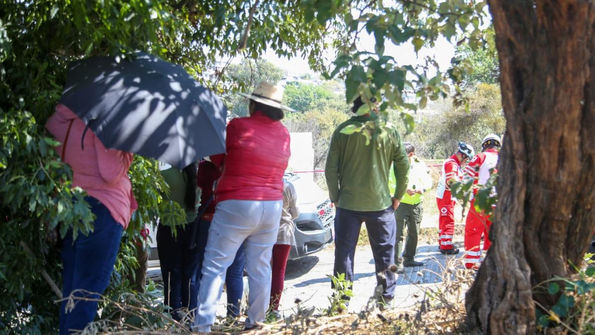 personas en un campo donde un joven murió prensado por una maquinaria agrícola