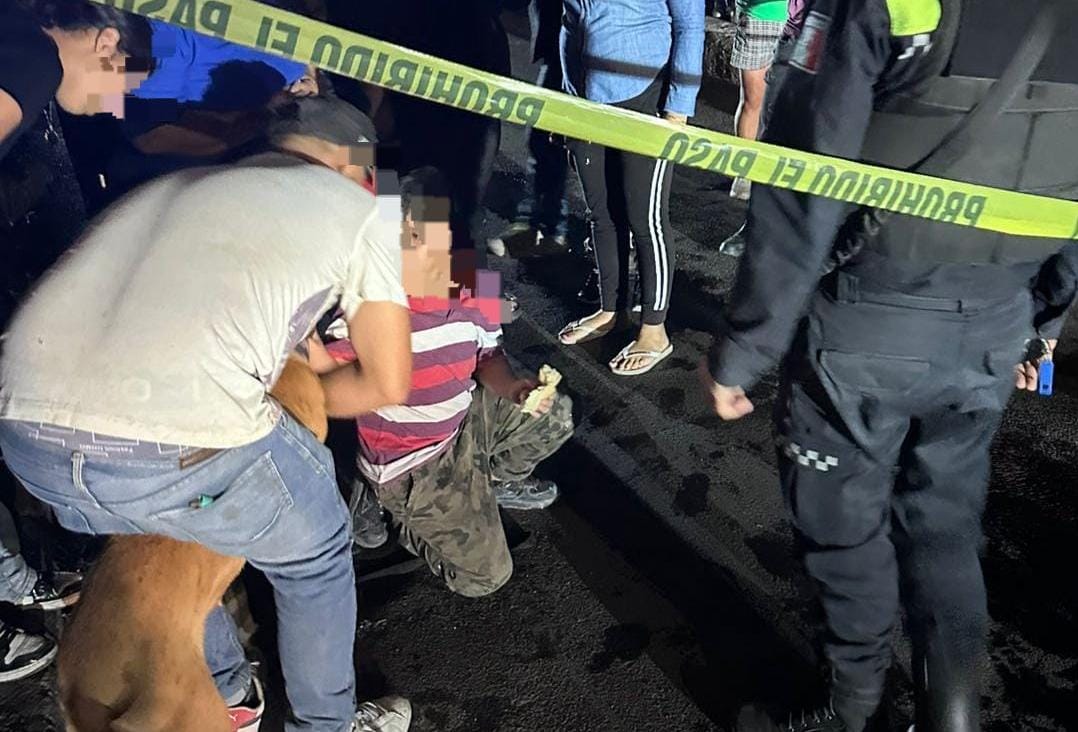 Bomberos de Tonalá rescataron a un adulto mayor y sus dos perros de un incendio en su vivienda.