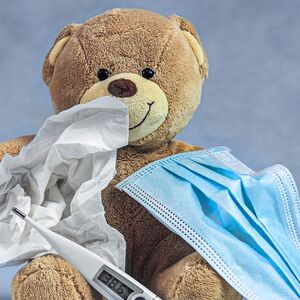 osos de peluche con un cubrebocas y un  medicamento