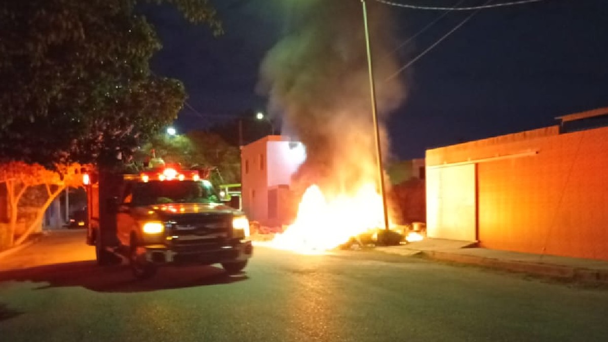 Fuego saliendo de un lote baldío en Torreón.