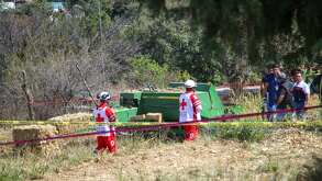 paramédicos cerca de una maquinaria agrícola donde murió un joven prensado
