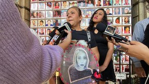 Familia de Serymar, joven asesinada por su pareja en Torreón, recordándola en memorial de Morelos.