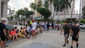 Mexicanos haciendo protocolo de sismos.