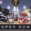 El Trofeo Vince Lombardi se encuentra entre los cascos de los Seattle Seahawks y los New England Patriots sobre un podio con la frase 