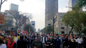 Trabajadores del Metro marchan sobre avenida Balderas