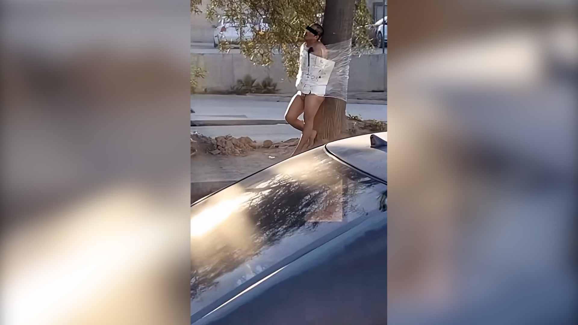 El sujeto fue amarrado desnudo a una palmera con un letrero que tenía la leyenda 'INFIEL'.