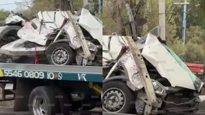 Un auto Chevy quedó prensado tras caerle un tráiler en la carretera México-Texcoco.