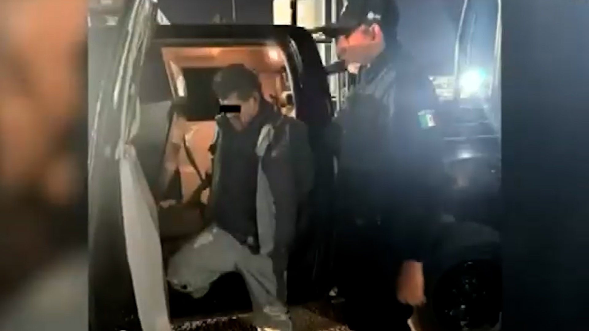 Gracias a la vigilancia del C4, elementos de la Policía de Monterrey detuvieron a un hombre de 49 años tras robar la batería de un Nissan Versa.