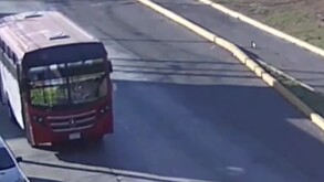 Una mujer murió tras pegar en el asfalto por caerse de un camión en Metepec; no hay detenidos.