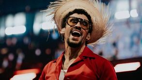 Bad Bunny con sombrero y sonriendo.