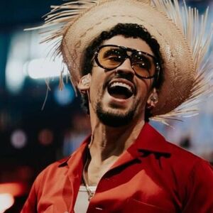 Bad Bunny con sombrero y sonriendo.