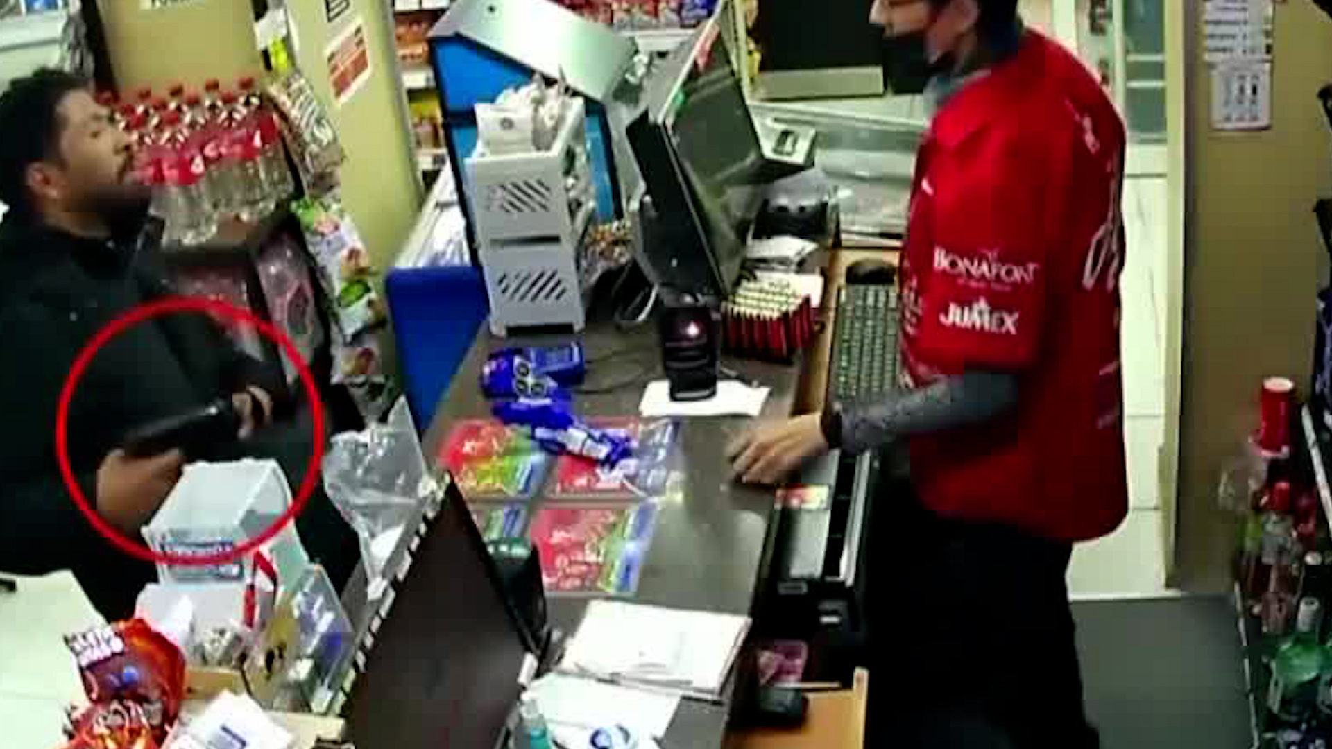 Un hombre fue captado mientras amenazaba a un cajero para despojarlo de dinero.