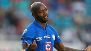 Achille Emaná, futbolista camerunés y exjugador de Cruz Azul.