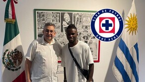 Embajada de Uruguay y México con el nuevo jugador de Cruz Azul.