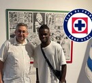 Embajada de Uruguay y México con el nuevo jugador de Cruz Azul.