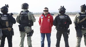 Presidente de Tequila, Diego Rivera, con los ojos censurados por un recuadro negro en medio de militares del ejército y la Secretaría de Seguridad