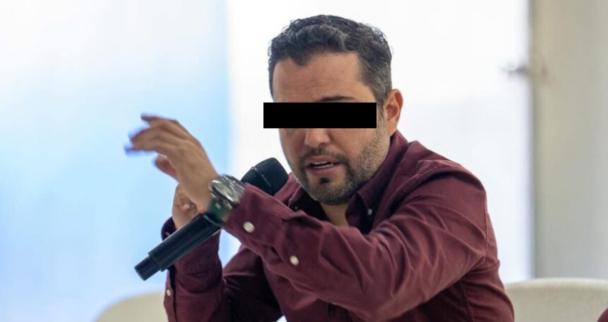 Diego Rivera, presidente de Tequila vistiendo una camisa roja mientras habla sosteniendo un micrófono y apuntando con el dedo