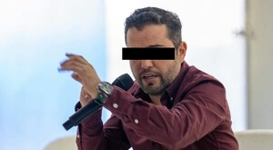 Diego Rivera, presidente de Tequila vistiendo una camisa roja mientras habla sosteniendo un micrófono y apuntando con el dedo