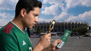 Aficionado verificando que sus boletos del Mundial 2026 sean originales.