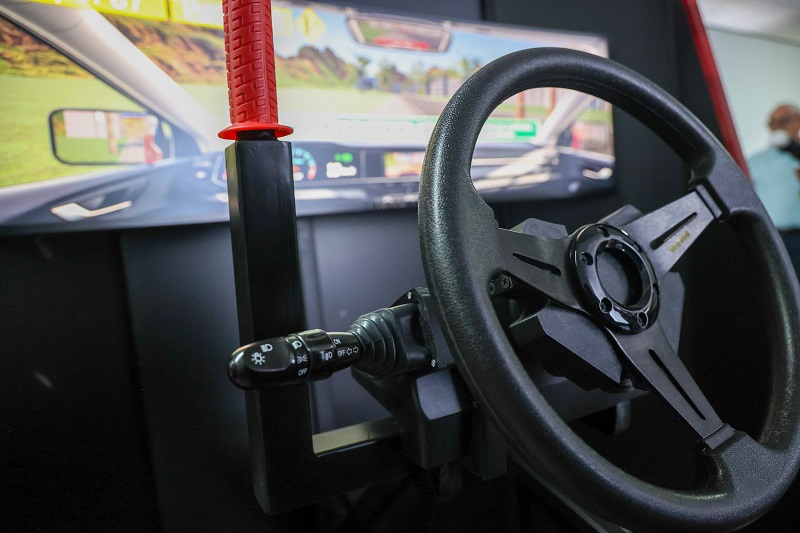 Volante del simulador que se utiliza en el examen práctico de manejo en Puebla.