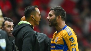 Gignac encarando a Luis Enrique Santander en la final de vuelta de la Final del Apertura 2025.