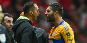 Gignac encarando a Luis Enrique Santander en la final de vuelta de la Final del Apertura 2025.
