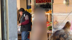 hombre amarrado a poste en el centro de monterrey