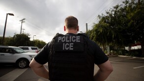 Agente de ICE que participó en la detención de más de 100 migrantes mexicanos y centroamericanos en Florida.