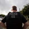 Agente de ICE que participó en la detención de más de 100 migrantes mexicanos y centroamericanos en Florida.