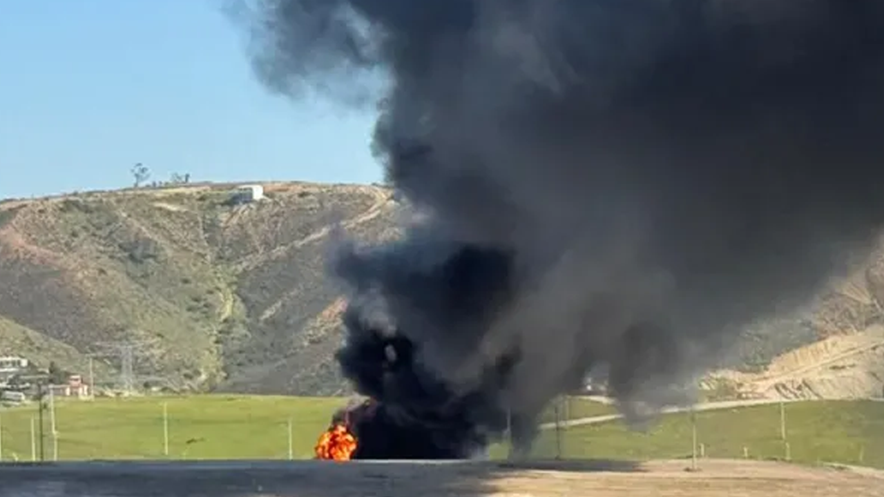 Un incendio en un ducto de Pemex en la zona de Real de Rosarito, Baja California, provocó la evacuación preventiva de 50 personas.