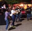 Personas bailando y un grupo tocando