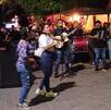 Personas bailando y un grupo tocando