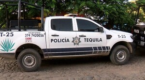 Patrulla de la Policía Municipal de Tequila estacionada detrás de una patrulla de la Policía de Jalisco