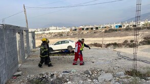 Se observa a unos bomberos con su uniforme cargando en una camilla a una mujer.