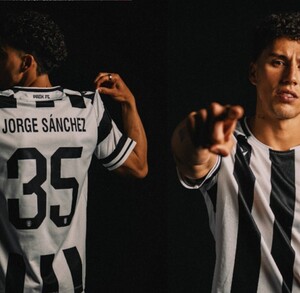 Jorge Sánchez portando la camiseta del PAOK de Grecia.