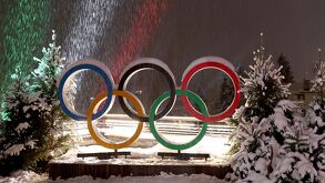 Anillos cubiertos de nieve en los Juegos Olímpicos de Invierno 2026.