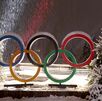 Anillos cubiertos de nieve en los Juegos Olímpicos de Invierno 2026.