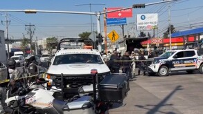 Un camión de la Guardia Nacional se pasó el alto y atropelló a dos personas, matando a una y lesionando a otra.