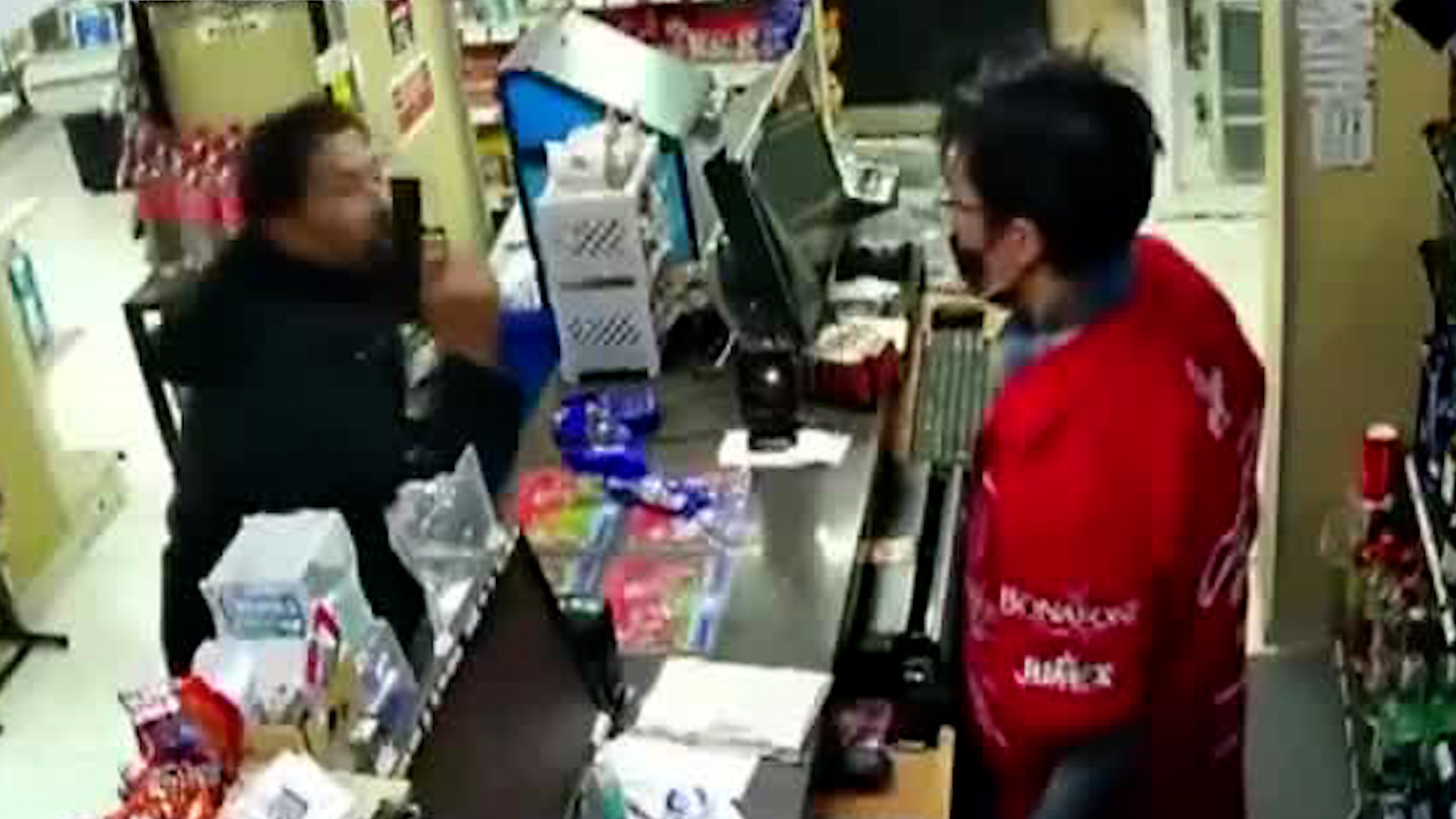 Cámaras de seguridad captaron a un cajero de una tienda de conveniencia ser asaltado a mano armada en Zona Rosa.