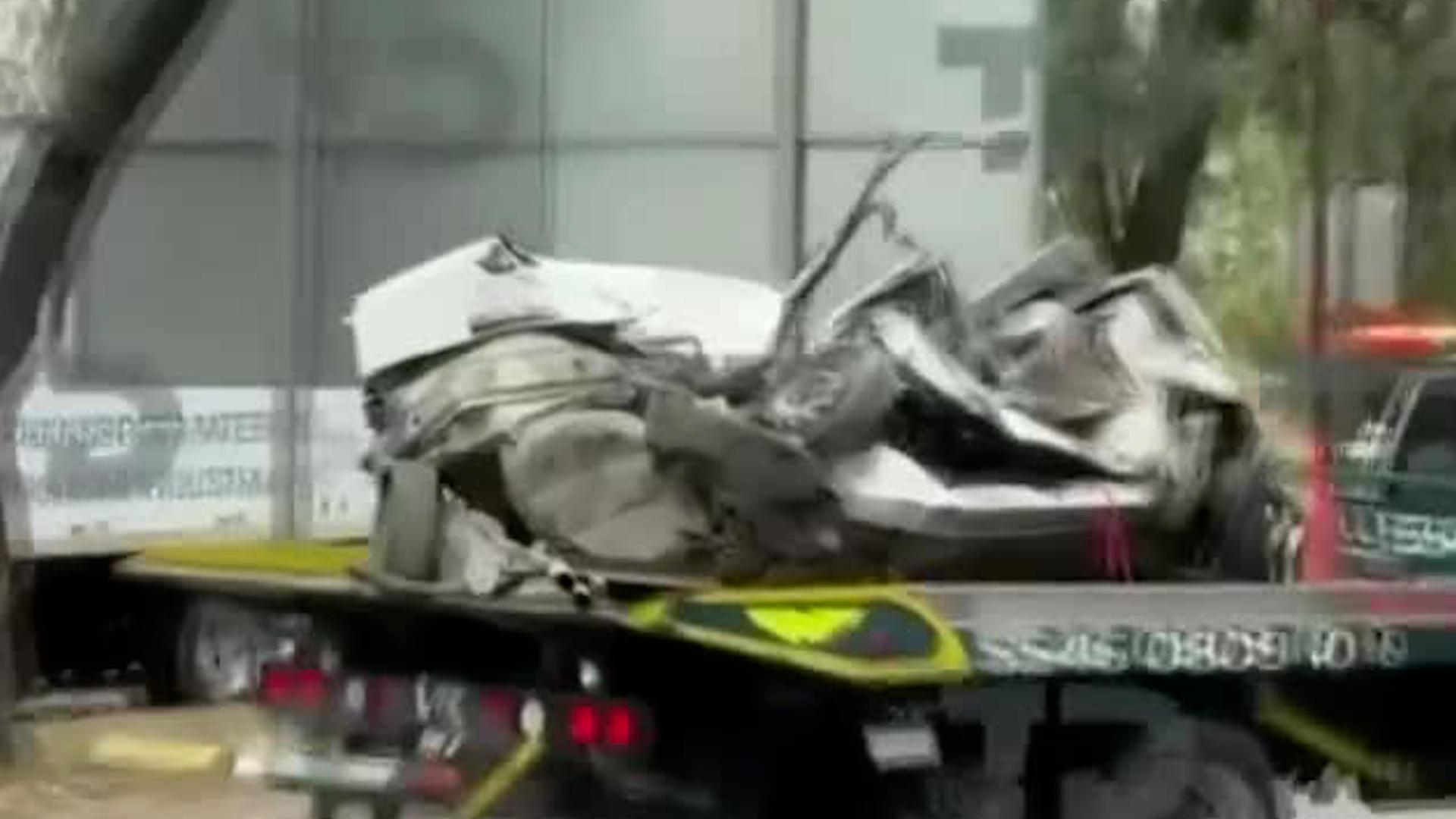 Un tráiler que transportaba acero cayó sobre un vehículo particular. Se realizan labores periciales.