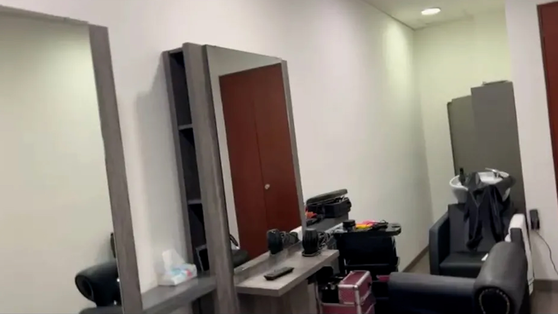 En redes sociales se viralizó el momento en el que una miembro del tribunal se pintaba el cabello.