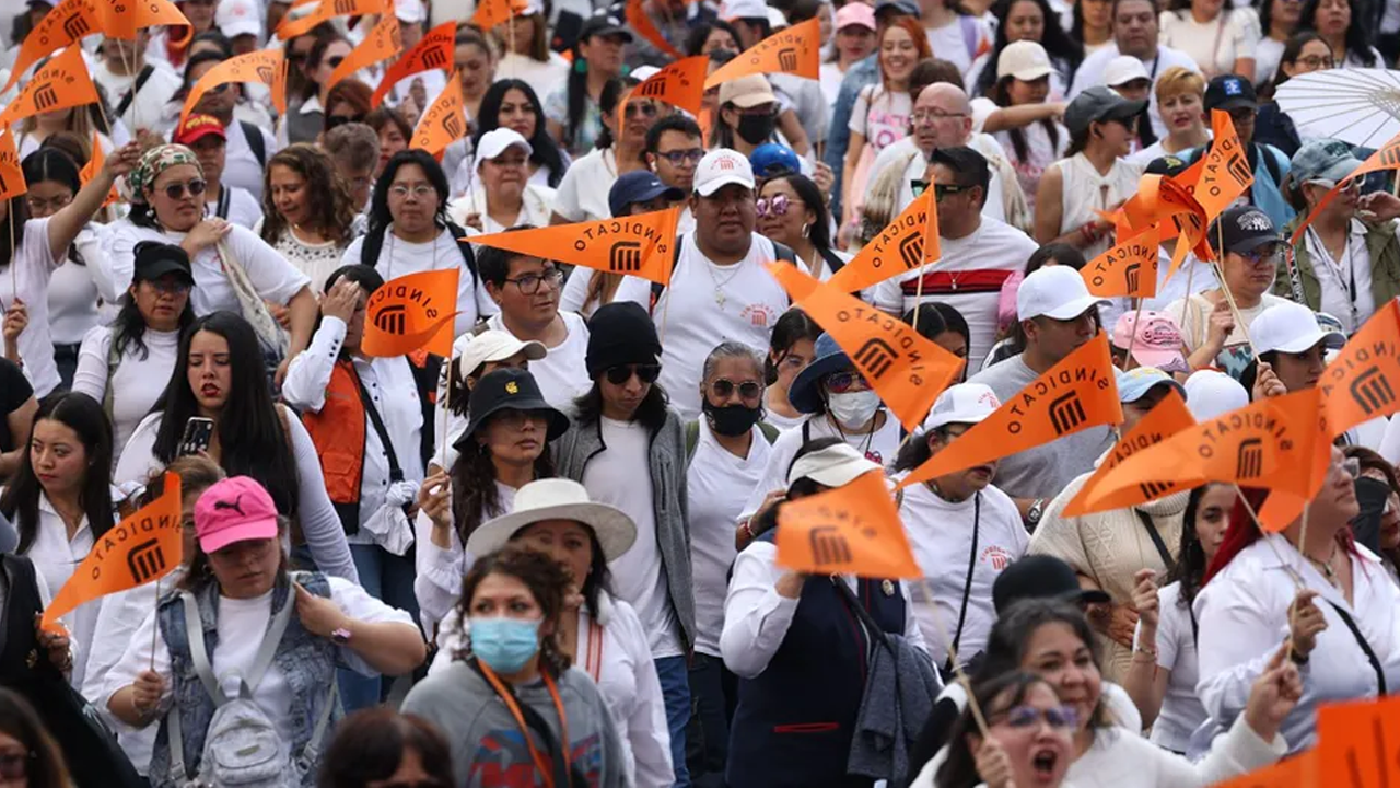 Trabajadores del Metro de la Ciudad de México marcharon para exigir herramientas y refacciones que garanticen la seguridad del servicio.