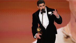 Usuarios notaran que el intérprete del conejo malo mantuvo una postura inusualmente rígida durante todas sus apariciones a cuadro.