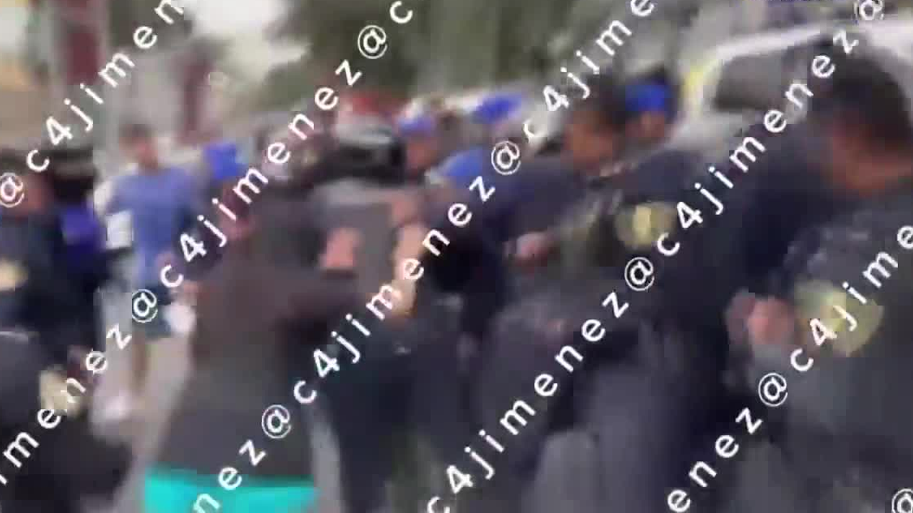 Vecinos de la colonia Campamento 2 de Octubre, en Iztacalco, se enfrentaron con agentes de la SSC CdMx tras la detención de un hombre que baleó a otro.