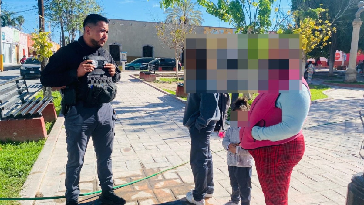Policías entregando a una menor con su madre luego de que intentara huir de casa en Nazas.
