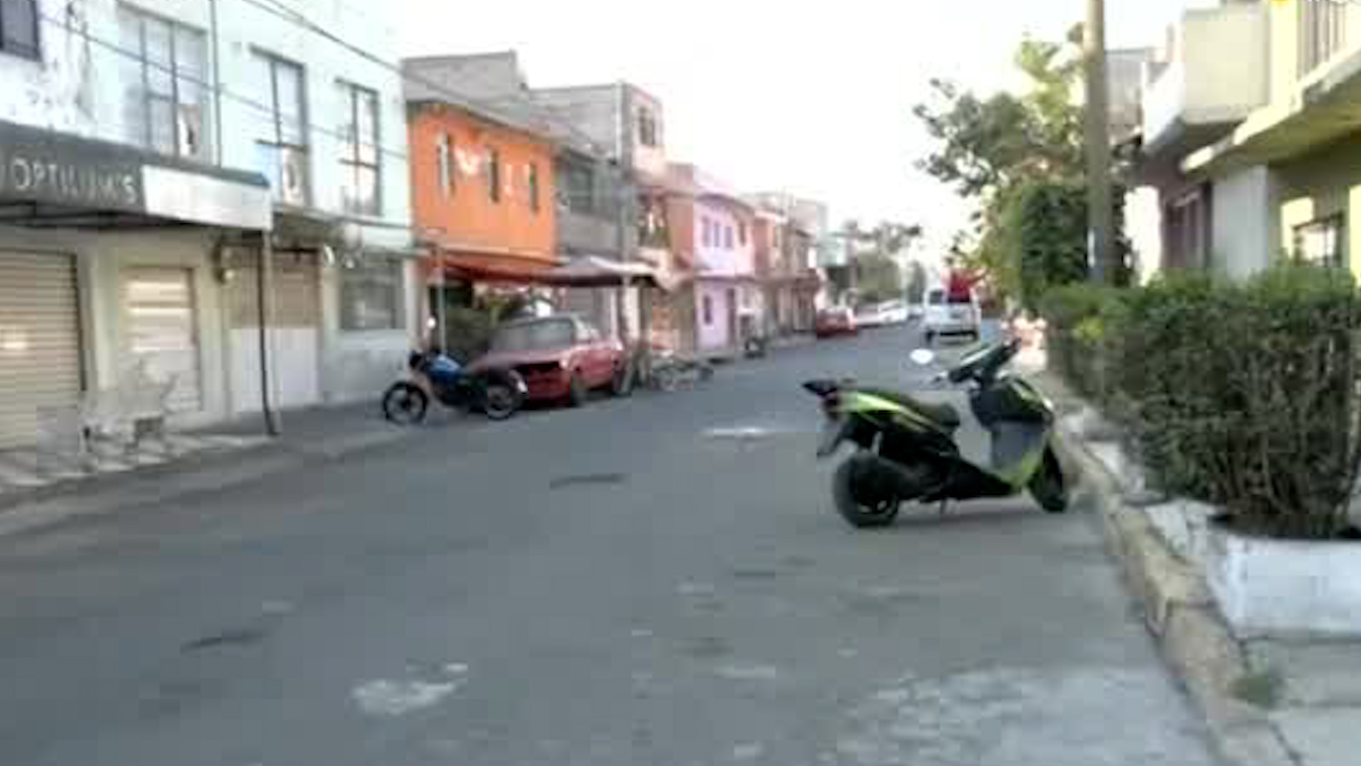 Un video de una cámara de seguridad captó el momento en el que un sujeto en motocicleta despoja de sus pertenencias a la mujer.
