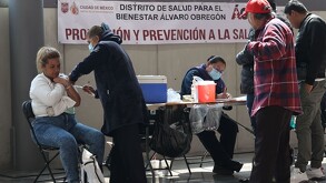 Además de vacunarte, la Secretaría de Salud capitalina también recomienda usar cubrebocas.