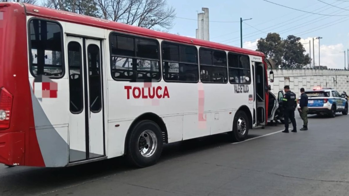 Policías mexiquenses aseguraron el camión del que una mujer salió proyectada en Paseo Tollocan.