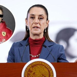 Presidente de México, Claudia Sheinbaum, delante de un podio con micrófonos durante su conferencia de presa mañanera y foto de Diego Rivera Navarro a un lado